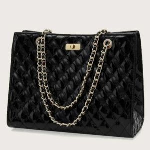 Random Twist Lock quilted chain bag